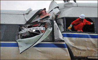 20111105-Xinhua Wenzhou train crash 321n.jpg